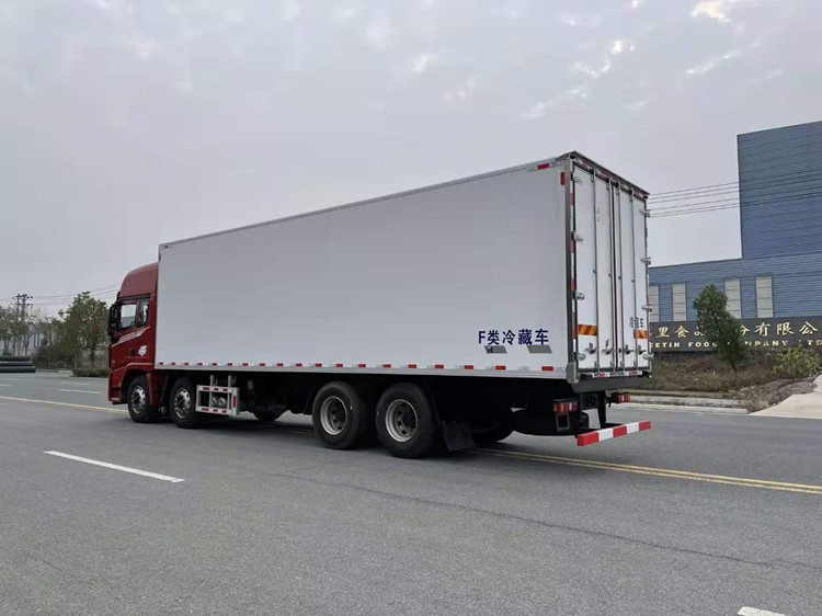 陕汽德龙9.6米前四后八冷藏车